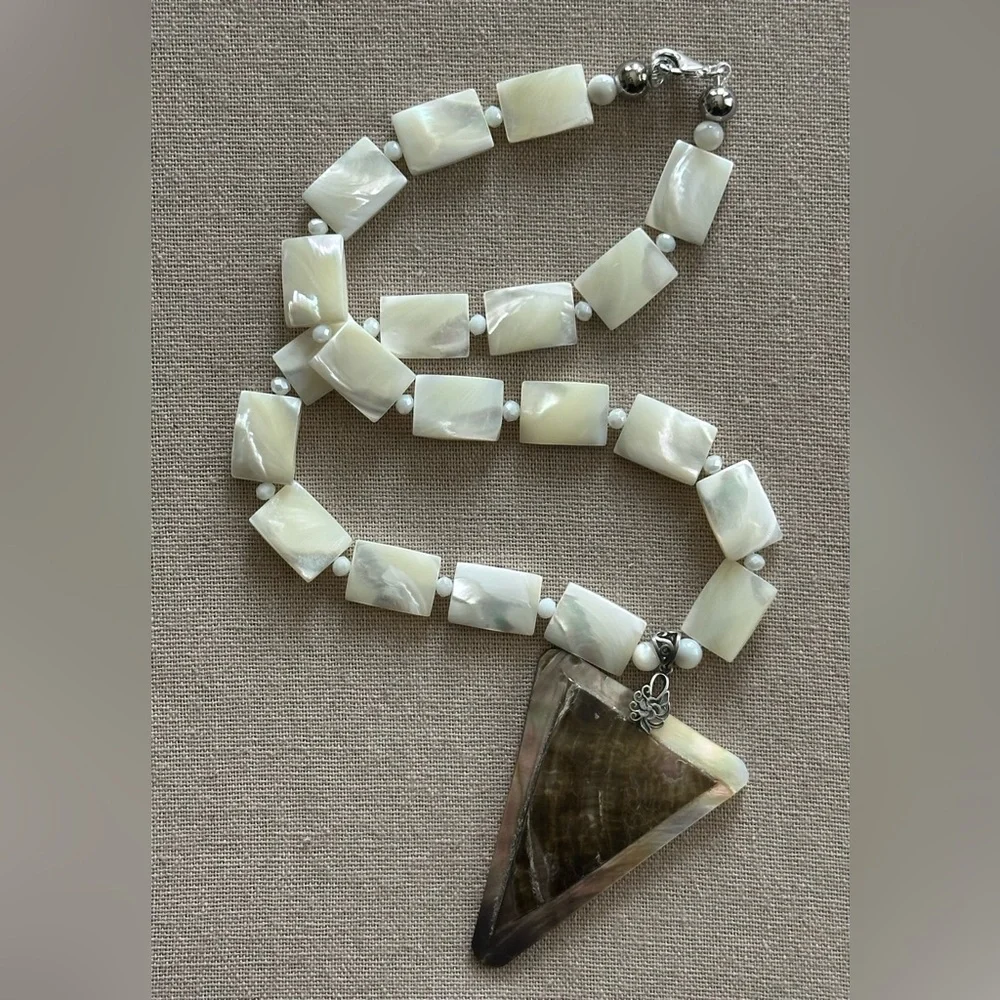 24 inch Mother of Pearl (MOP) bead Necklace NWOT - Picture 3 of 13